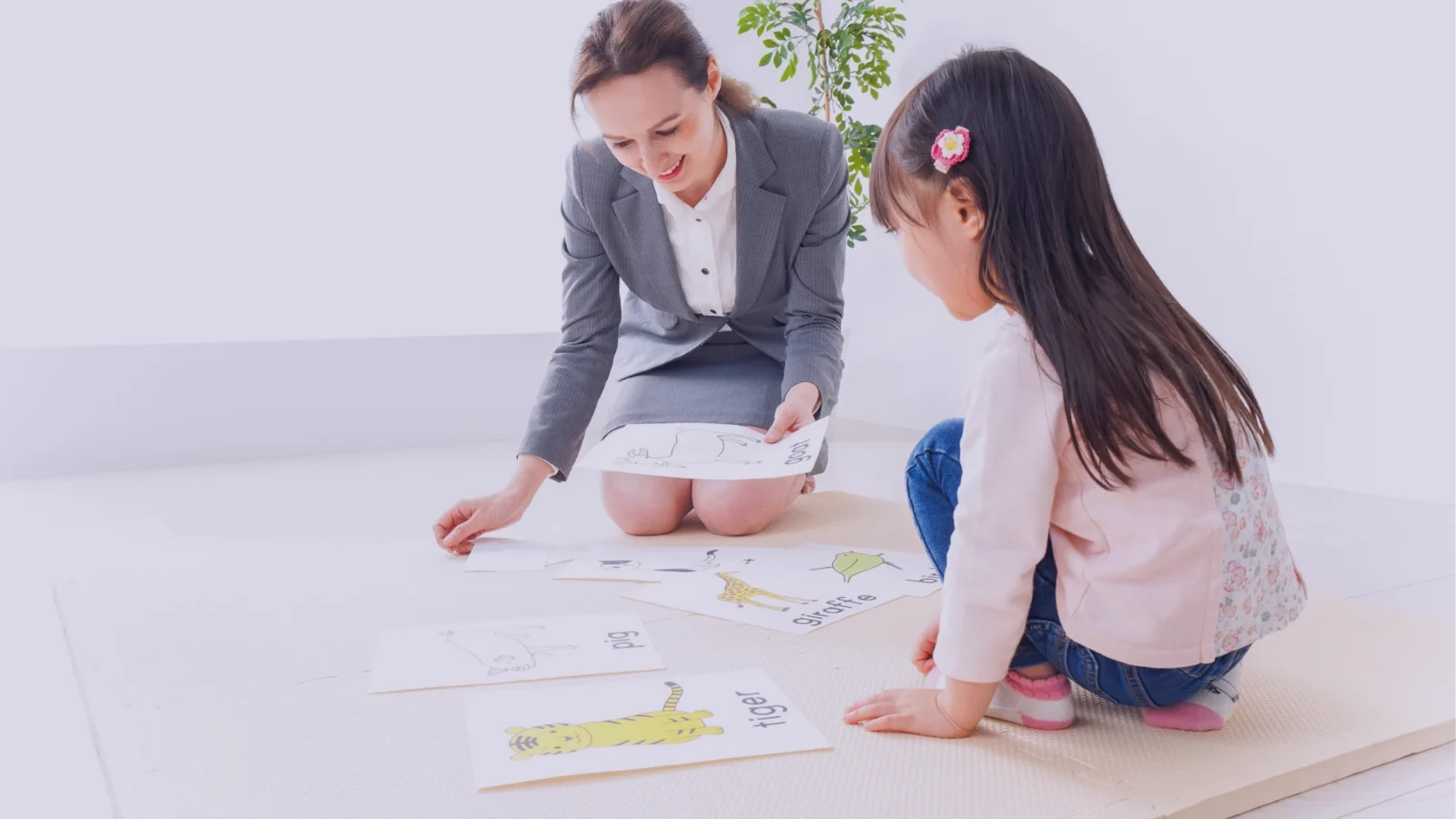 gölge öğretmen çocuğa öğretici eğitim veriyor