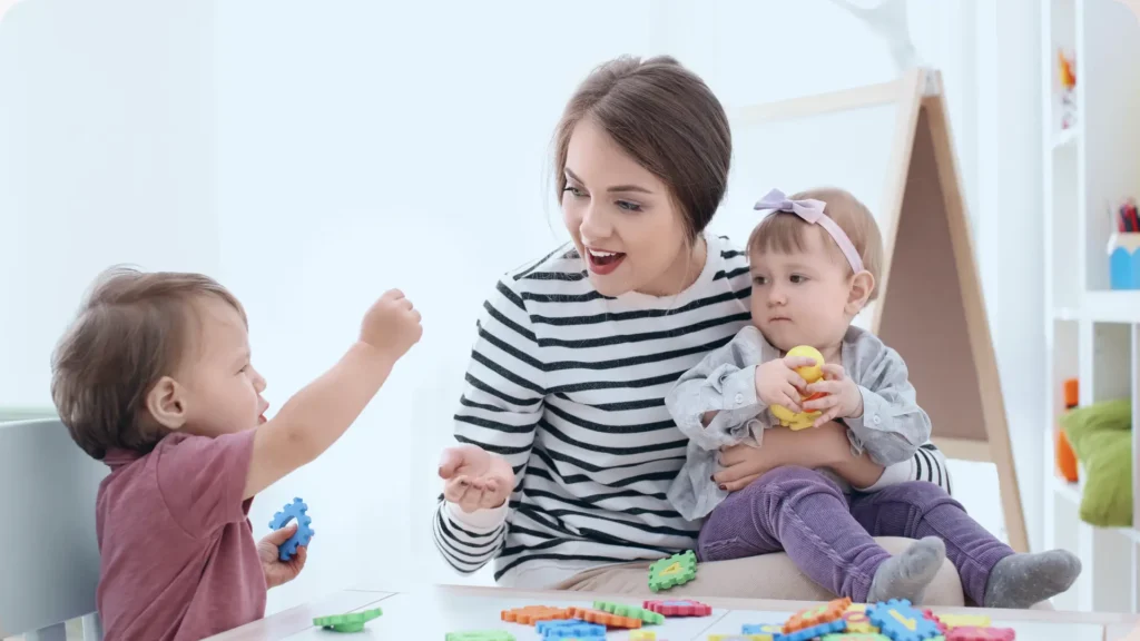 bebek bakıcısı bebeklerle oynuyor