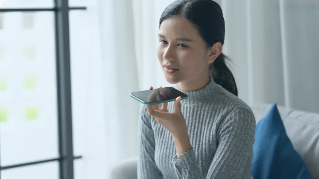 ev asistanı telefonla konuşuyor