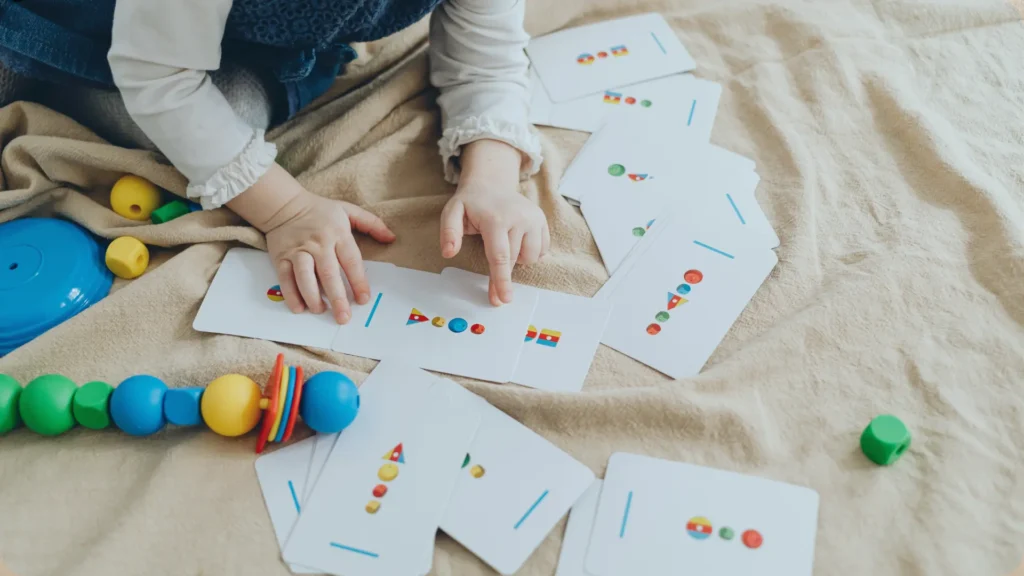 oyun ablası ile oyun oynayan çocuk