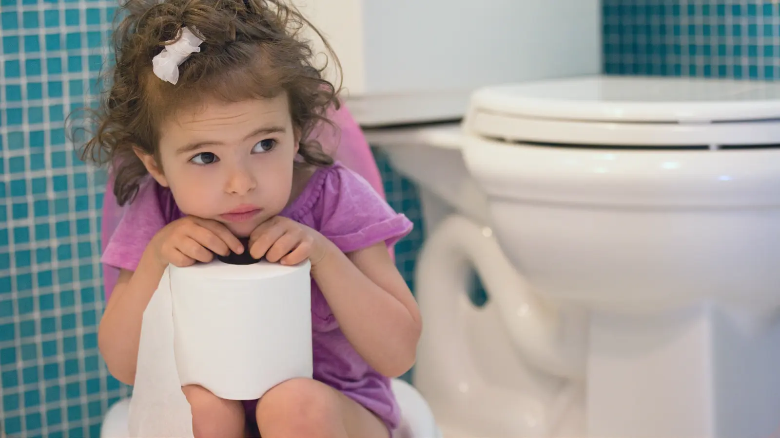 Tuvaletini, yapan küçük kız çocuğu