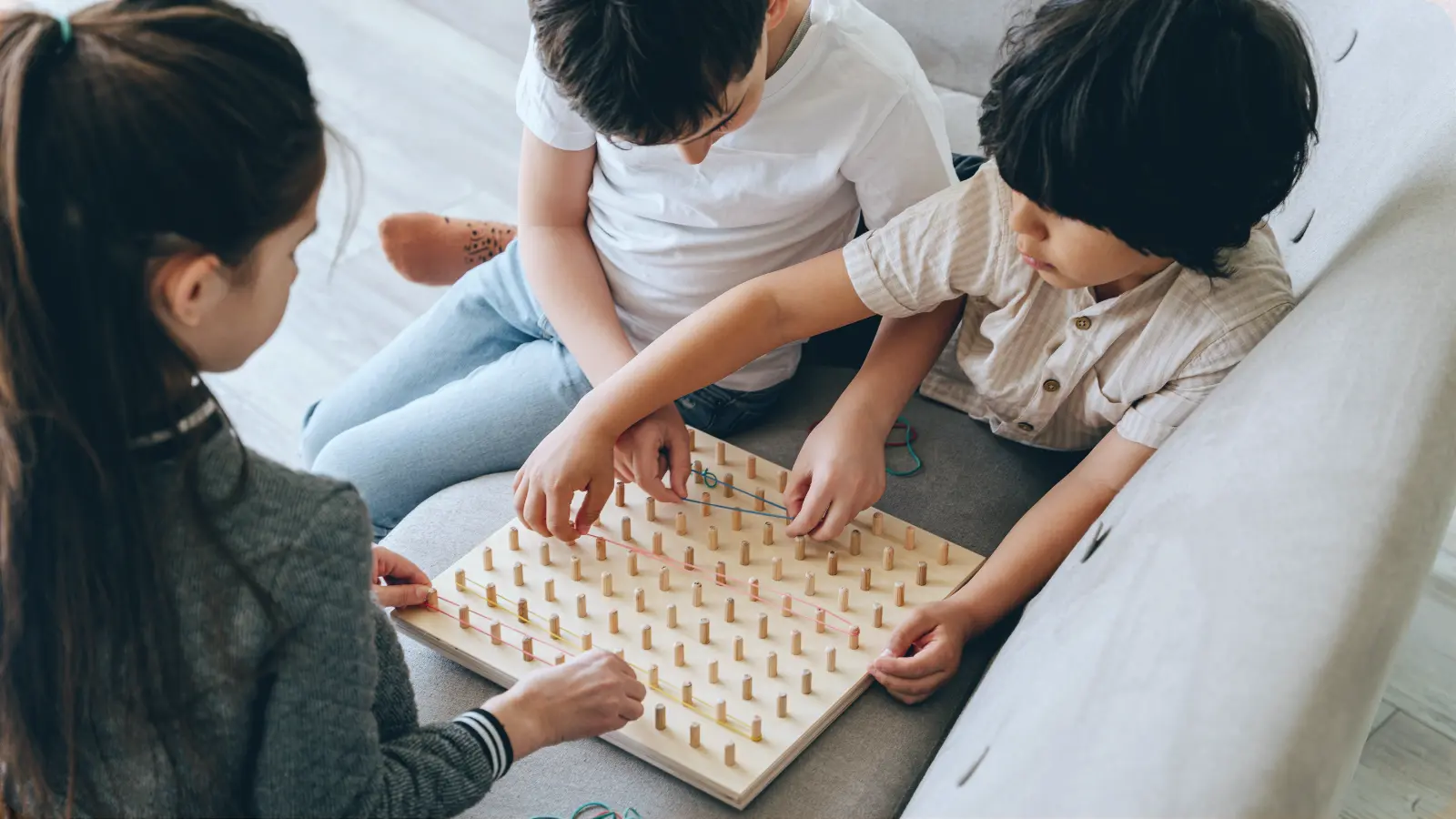 Gölge öğretmen çocuklara öğretici oyunlar gösteriyor