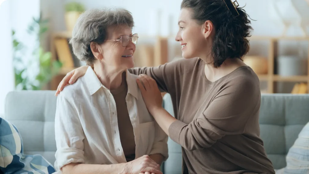 yabancı bakıcı yaşlı kadına destek oluyor
