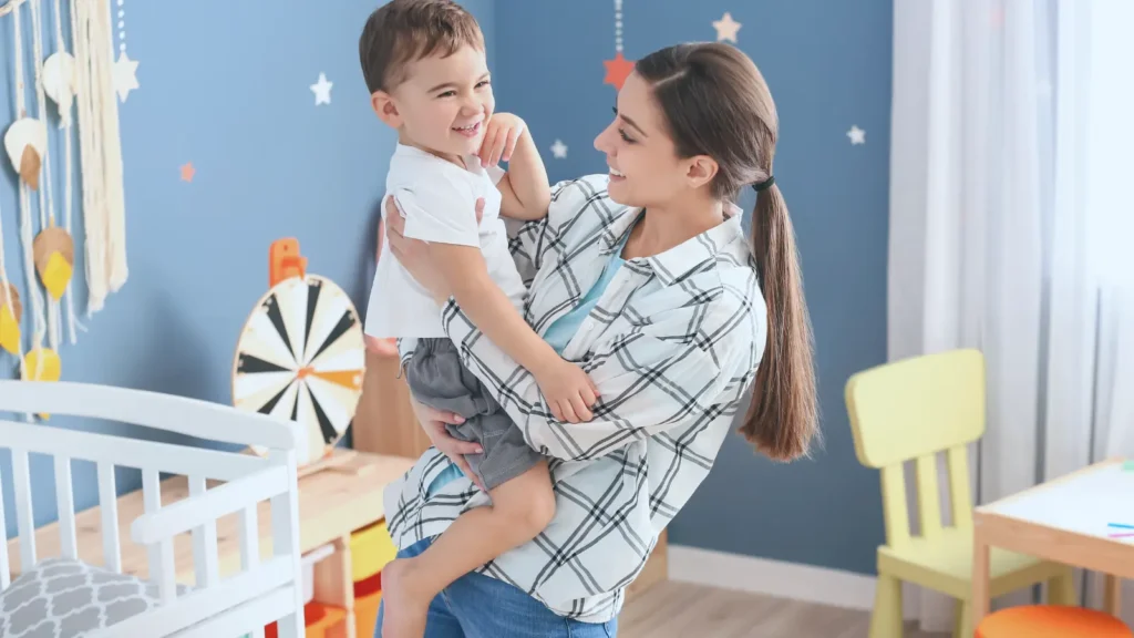 gündüz veya yatılı bakıcı çocukla ilgilenir