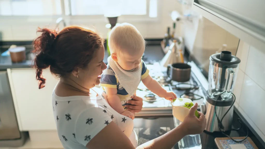 yatılı bakıcı bebeğe mama hazırlar