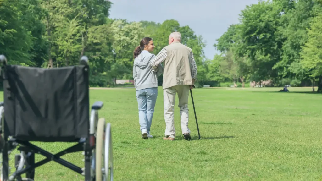yaşlı bakıcısı yaşlı adam ile yürüyor