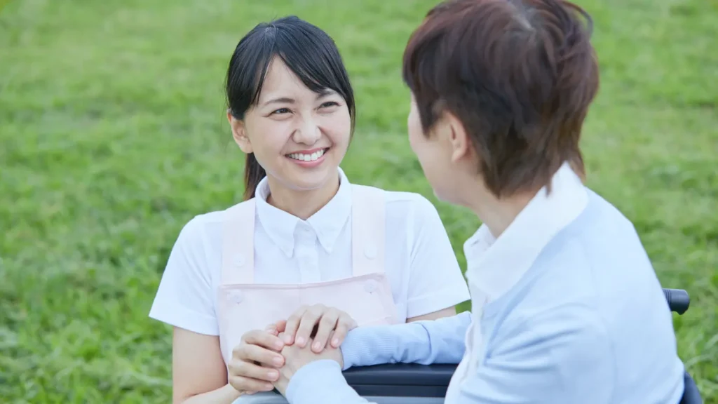 hastasına gülümseyen hasta bakıcı