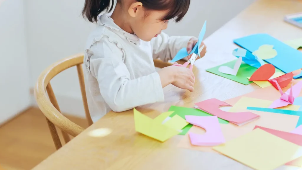 origami yapan çocuk