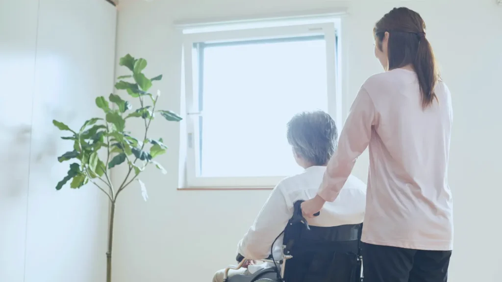 yatılı bakıcı yaşlı kadına destek olur